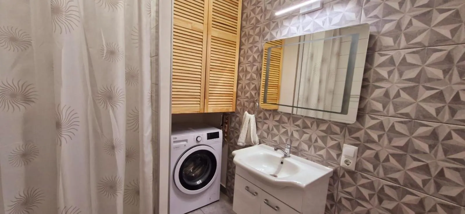 Lovely 1-Bedroom Apartment In The Center Of 바투미